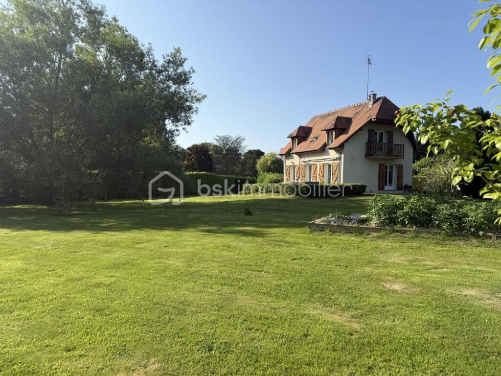 A SEULEMENT 5 KILOMÈTRES DE PONT L’ÉVÊQUE ET 15 KILOMÈTRES DE LA CÔTE FLEURIE, MAISON AU CALME, CADRE VERDOYANT – 4 pièces – 3 chambres – 96 m²