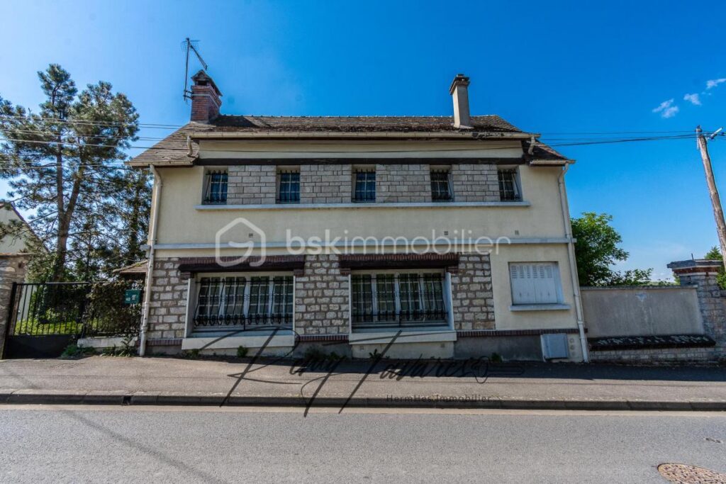 Maison de 185 m2 avec un terrain de 1300 m2 – 6 pièces – 3 chambres – 185 m²