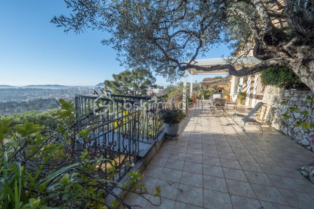 À Vendre – Villa d’Exception au Faron avec Vue Panoramique sur la Rade de Toulon – 6 pièces – 5 chambres – 200 m²