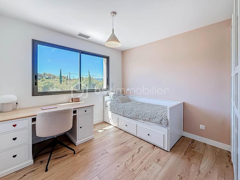 *** VILLA CONTEMPORAINE DE 240 M² SUR 1000 M² AVEC BUREAUX DE 106 M² ET HANGAR DE 200 M² – MONTARNAUD *** – 8 pièces – 4 chambres – 346 m²