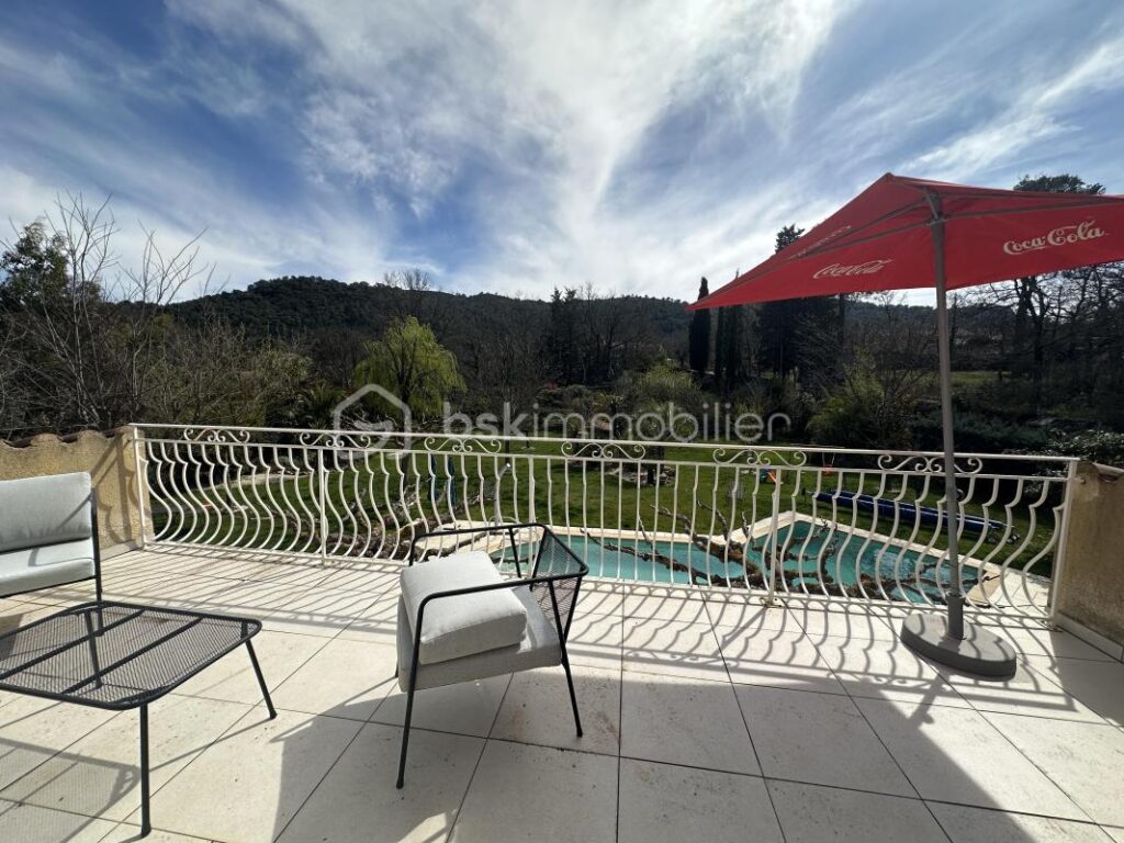 🔔 Retour à la vente – Cause divorce des promettants Propriété d’exception de 222 m² exposée plein Sud, de plain-pied, avec piscine – Dépendance de 50 m² – Jardin ( Parc arboré ) de 4 230 m² – Extension possi – 7 pièces – 5 chambres – 222 m²