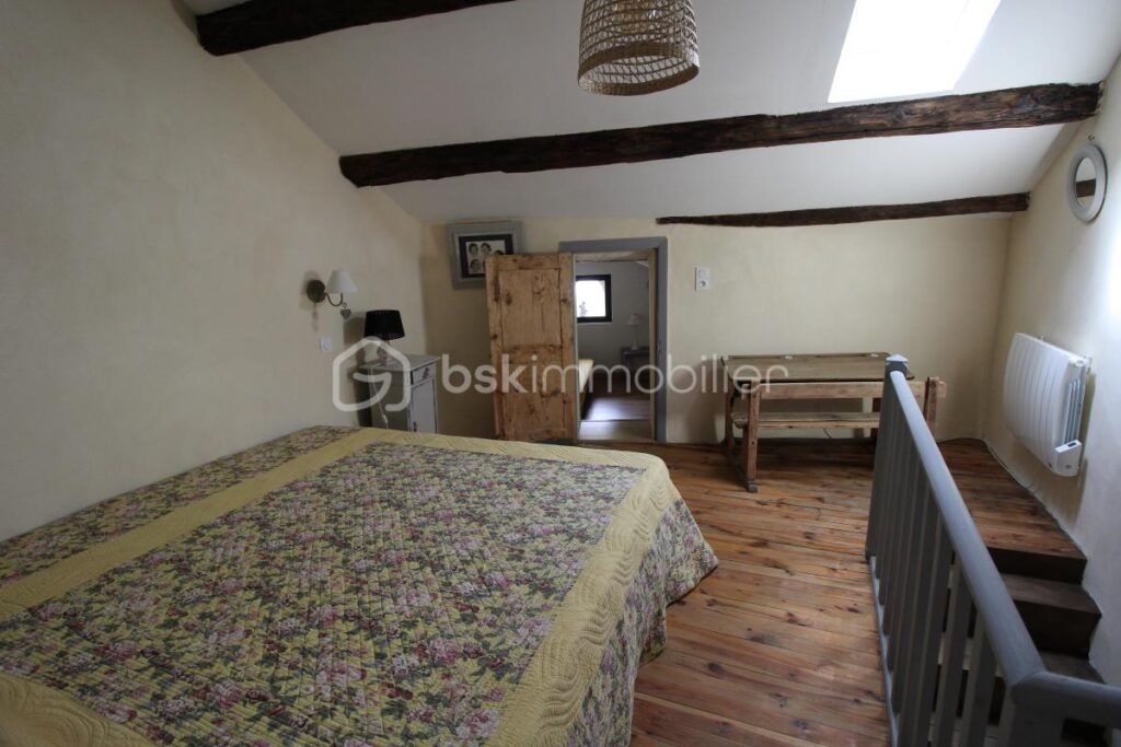 Maison de village en bord de rivière – 9 pièces – 3 chambres – 150 m²