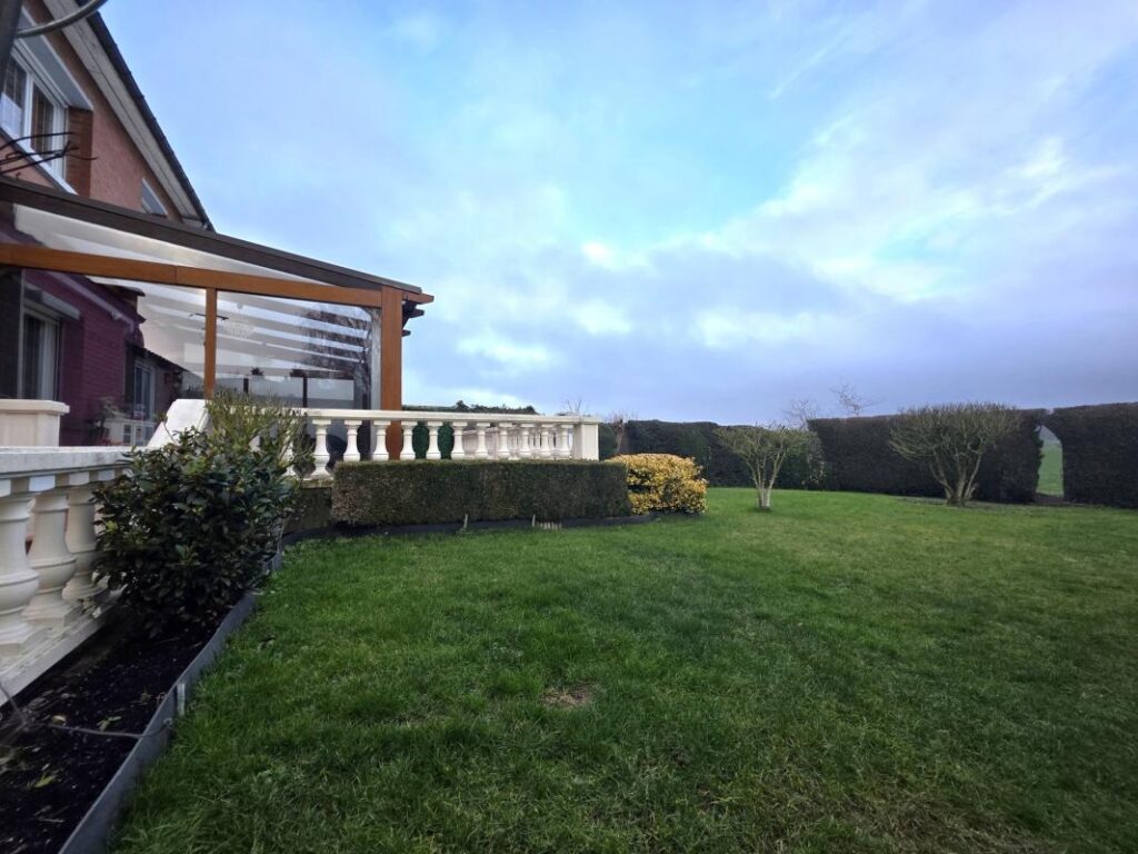 Maison semi-individuelle 103m² avec véranda, garage et jardin clos – 6 pièces – 3 chambres – 103 m²