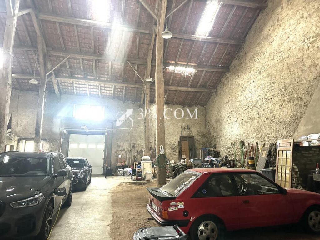 MAISON DE VILLAGE 300 M2 – TERRAIN 8.5 HECTARES – BOX POUR C – 12 pièces – 5 chambres – 300 m²