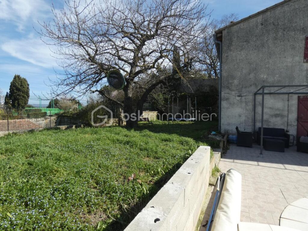 GRANDE MAISON DE VILLAGE AVEC JARDIN – 10 pièces – 6 chambres – 211 m²