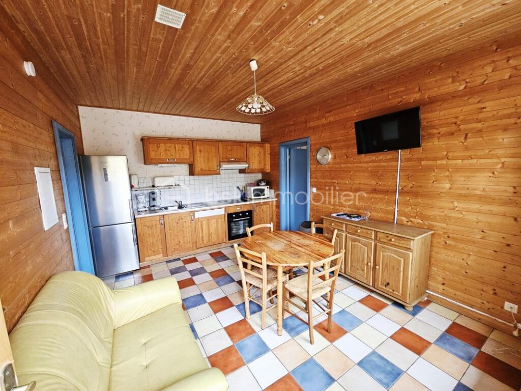 Grande maison rénovée avec activité touristique: gîte classé 3 étoiles et chambres d’hôtes – Fort potentiel à Besse-et-Saint-Anastaise – 12 pièces – 8 chambres – 435 m²