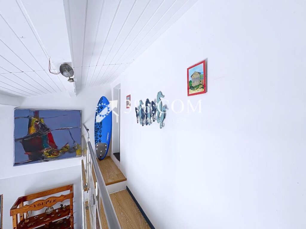 Coup de coeur à Bages : maison avec vue exceptionnelle sur l’ – 7 pièces – 3 chambres – 139 m²