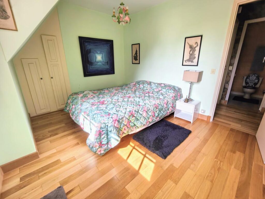 Maison d’exception dans un parc boisé privé avec tennis – 7 pièces – 4 chambres – 171 m²