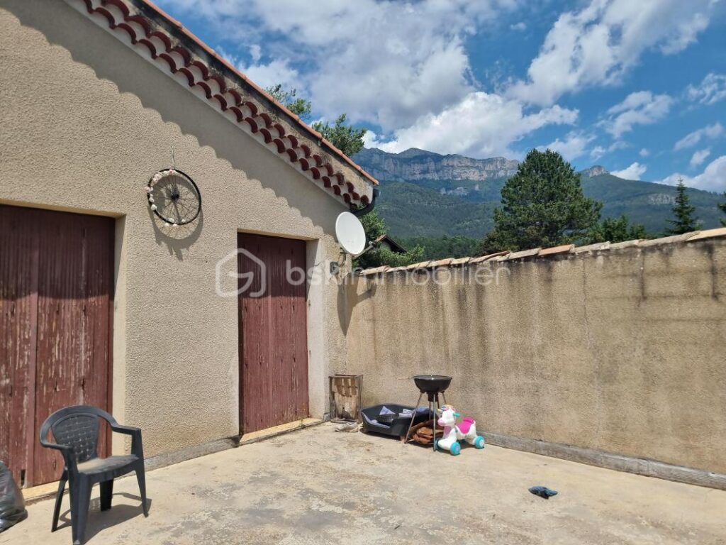 Grande maison avec garage, 2 logements et 530 m² de terrain constructible – 14 pièces – 9 chambres – 290 m²