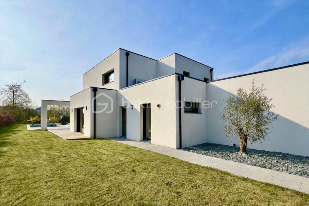 Maison cubique individuelle avec piscine – 7 pièces – 4 chambres – 245 m²