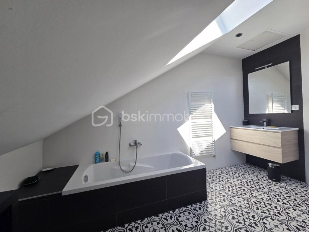 Villa contemporraine 490 000 € – 7 pièces – 5 chambres – 161 m²