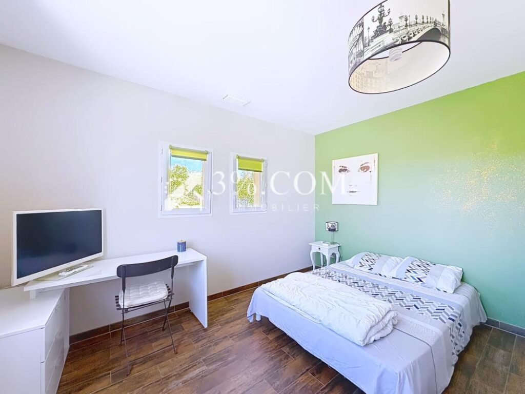 Villa contemporaine d&rsquo;architecte – 7 pièces dans un cadre na – 7 pièces – 4 chambres – 157 m²