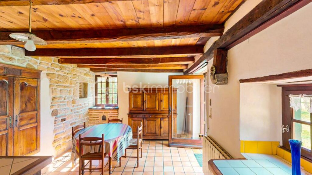 Ancien moulin sur un terrain plat de 8023m² proche du centre ville d’Hasparren ! – 6 pièces – 4 chambres – 128 m²