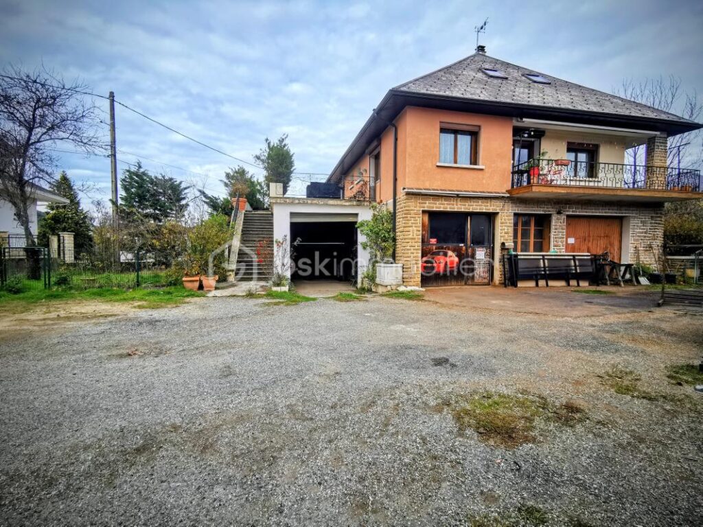 LA MURE SUD (38350) – VUE SUR L’OBIOU – Sur une parcelle de 1 380m², Grande MAISON FAMILIALE de 222 m² + 229 m² de dépendances – 10 pièces – 5 chambres – 222 m²