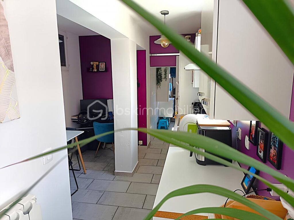 À VENDRE –EXCEPTIONNELLE VILLA 9 PIÈCES 225 M² ET 1 662 M² DE TERRAIN – PISCINE À DÉBORDEMENT– GARAGE– JARDIN – 5 CHAMBRES – BUREAU – T2 INDÉPENDANT– VUE PANORAMIQUE COLLINES ET MER– SANS VIS-À-VIS – PROCHE CENTRE-VILLE OLLIOULES – LA COURTINE – 945 000 € – 9 pièces – 5 chambres – 225 m²