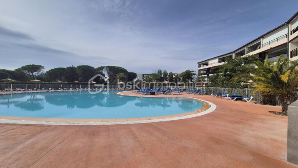 A VENDRE APPARTEMENT T2 DE 38M² A SAINT CYPRIEN PLAGE – HORIZON DU GOLF – TERRASSE – ASCENSEUR – PARKING PRIVATIF – VENDU MEUBLE – SOUS BAIL COMMERCIAL – 2 pièces – 1 chambre – 38 m²
