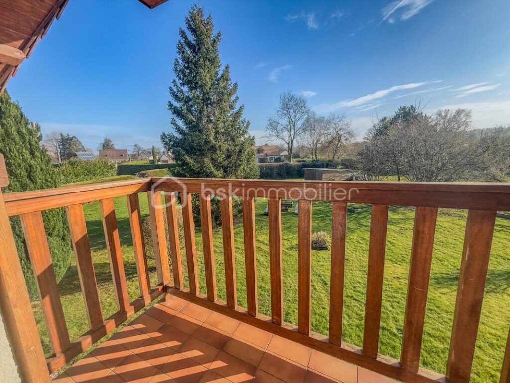 A SEULEMENT 5 KILOMÈTRES DE PONT L’ÉVÊQUE ET 15 KILOMÈTRES DE LA CÔTE FLEURIE, MAISON AU CALME, CADRE VERDOYANT – 4 pièces – 3 chambres – 96 m²