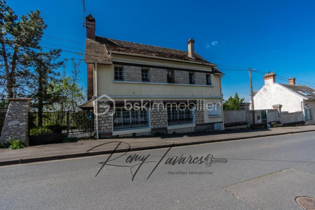 Maison de 185 m2 avec un terrain de 1300 m2 – 6 pièces – 3 chambres – 185 m²