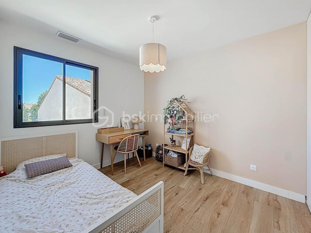 *** VILLA CONTEMPORAINE DE 240 M² SUR 1000 M² AVEC BUREAUX DE 106 M² ET HANGAR DE 200 M² – MONTARNAUD *** – 8 pièces – 4 chambres – 346 m²