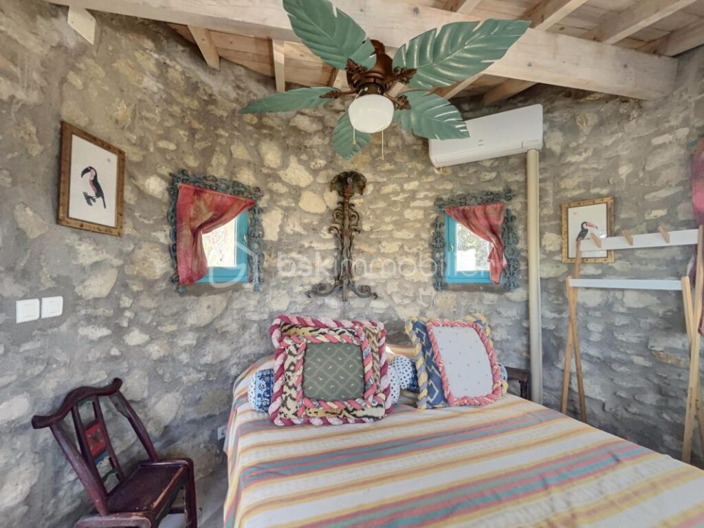 Ménerbes – Exceptionnelle Propriété avec Vues à 360° – Maison Principale, Pigeonnier & Jardin Piscine – 8 pièces – 3 chambres – 176 m²