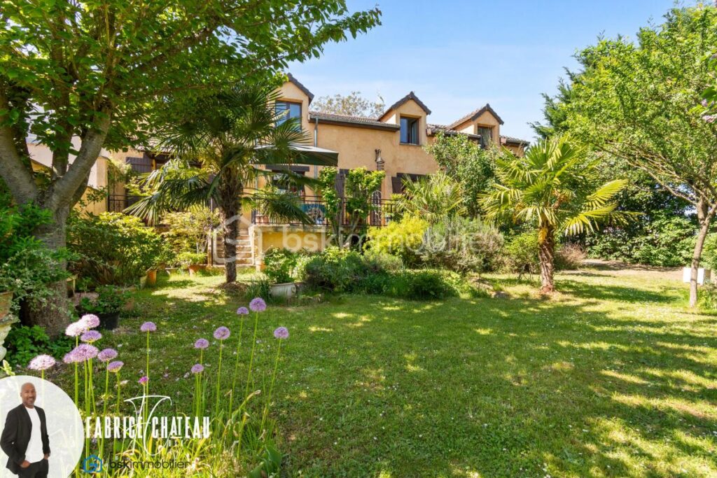 Grande maison familiale avec 5 chambres – cachet et jardin paysager – 8 pièces – 5 chambres – 212 m²