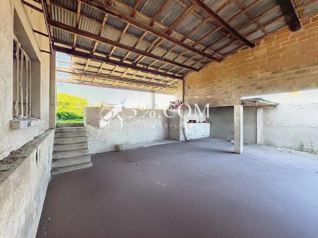 Grande propriété de 1.2 ha à rénover avec vue exceptionnelle – 12 pièces – 1 chambre – 195 m²