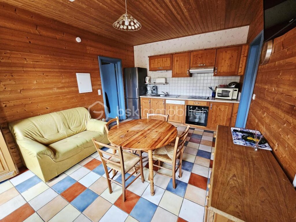 Grande maison rénovée avec activité touristique: gîte classé 3 étoiles et chambres d’hôtes – Fort potentiel à Besse-et-Saint-Anastaise – 12 pièces – 8 chambres – 435 m²