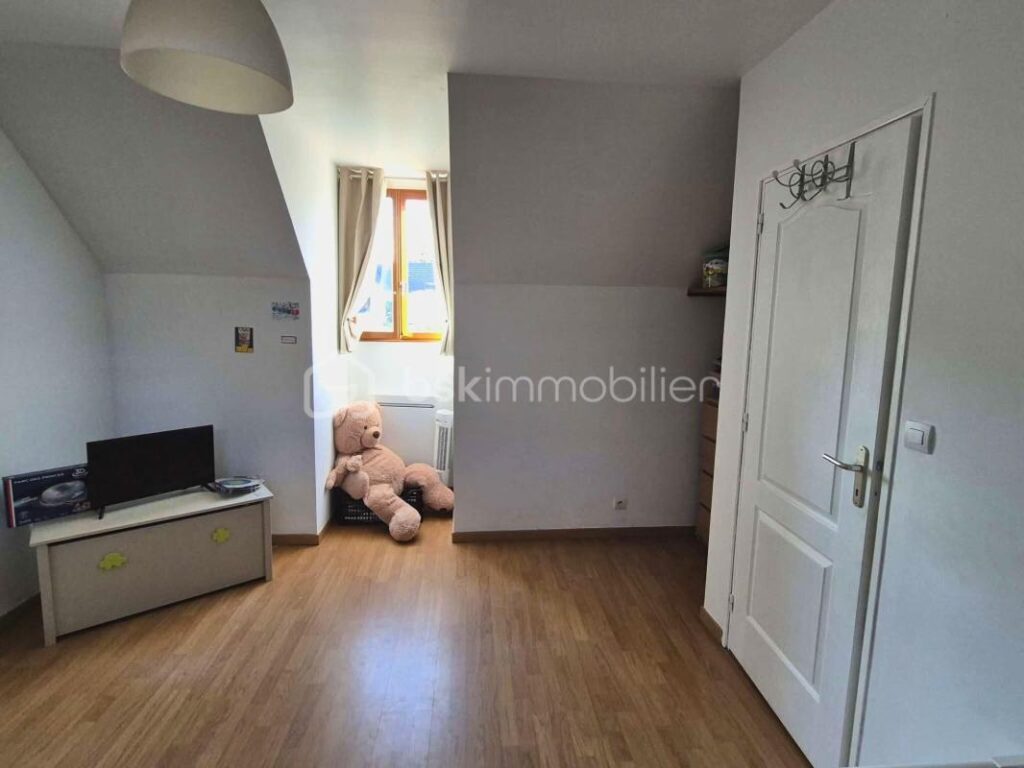 Maison individuelle 137m2, clé en main – Autonomie de plain‑pied – Vue sur étang – Terrain 860 m2 clos & garage – Aucun travaux – 4 pièces – 3 chambres – 137 m²