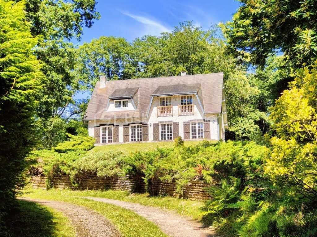 Maison d’exception dans un parc boisé privé avec tennis – 7 pièces – 4 chambres – 171 m²
