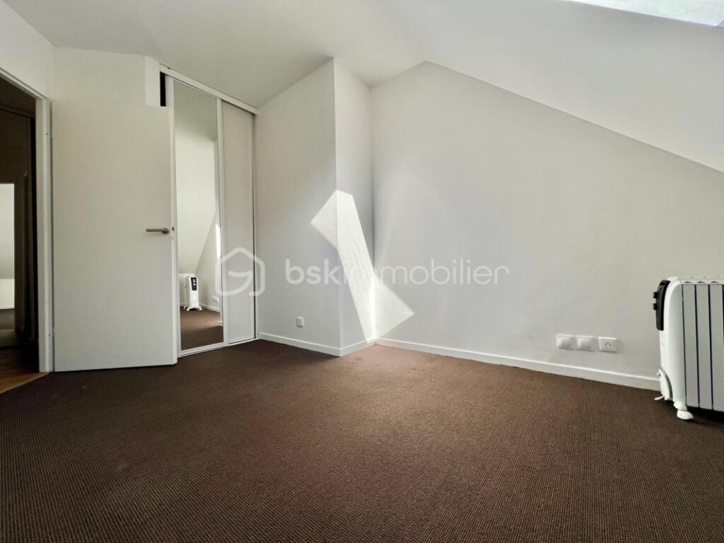 T4 en duplex avec 3 chambres lumineux de 96 m2 – 4 pièces – 3 chambres – 95 m²