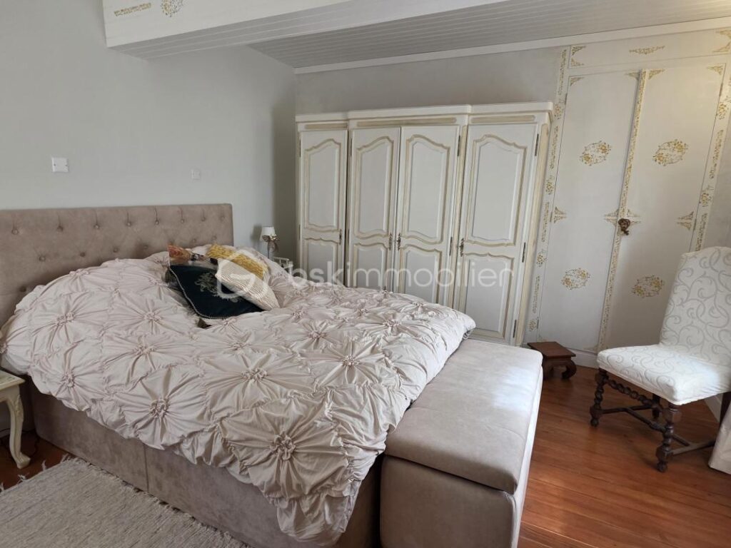 PROPRIETE DE VILLAGE EN PIERRE-3 CHAMBRES-MEZZANINE-JARDIN-CLOITRE – 5 pièces – 3 chambres – 181 m²