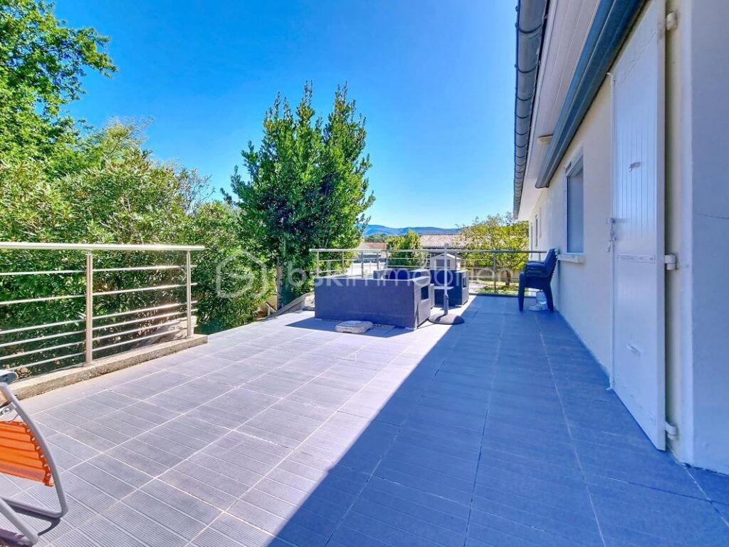 MAISON avec sous-sol total et piscine – 5 pièces – 4 chambres – 126 m²