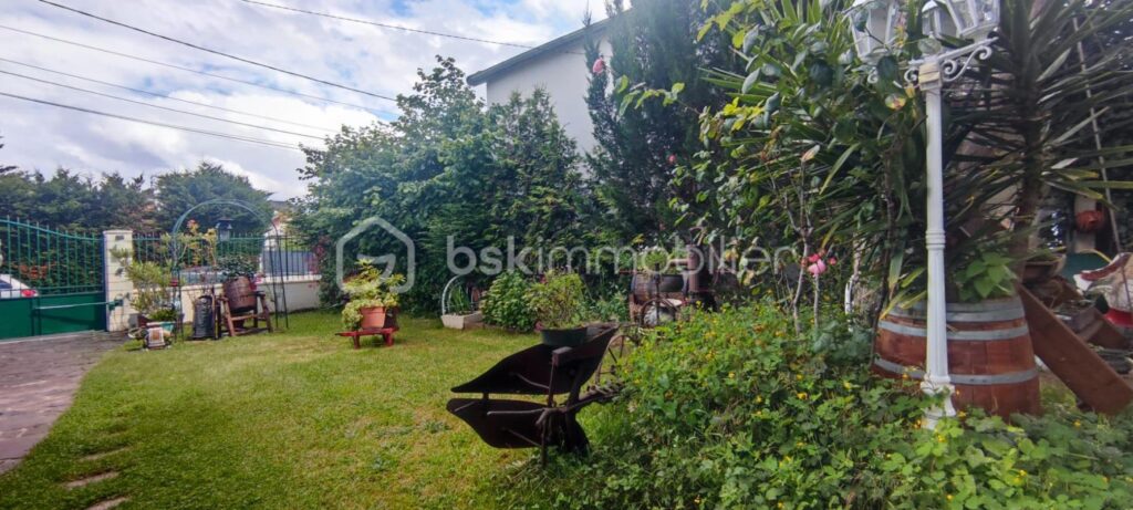 Maison Rare aux Volumes Exceptionnels de 230 M² – 8 pièces – 4 chambres – 230 m²