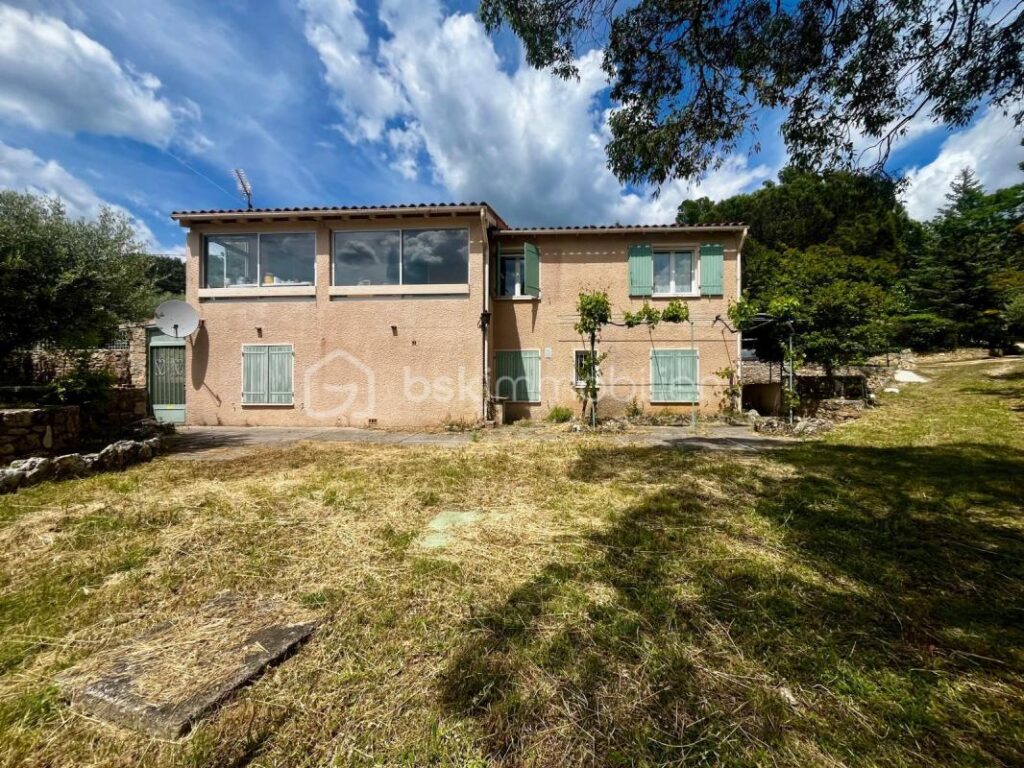 Charmante maison de 154 m² avec dépendances et piscine à Tourtour – 6 pièces – 3 chambres – 154 m²