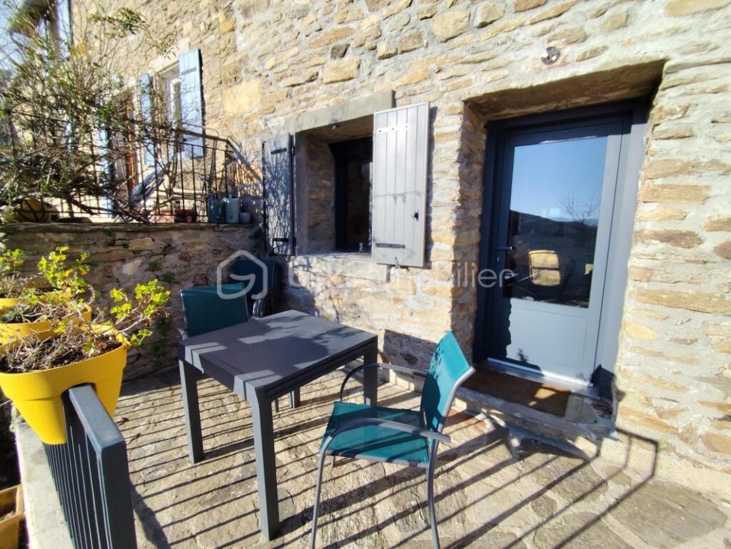 MAISON EN PIERRE ENTIEREMENT RÉNOVÉE AVEC TERRASSE ET CAVE – 3 pièces – 2 chambres – 74 m²
