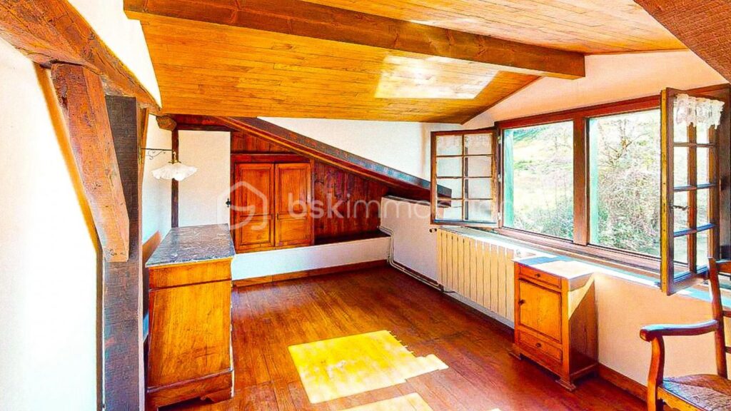 Ancien moulin sur un terrain plat de 8023m² proche du centre ville d’Hasparren ! – 6 pièces – 4 chambres – 128 m²