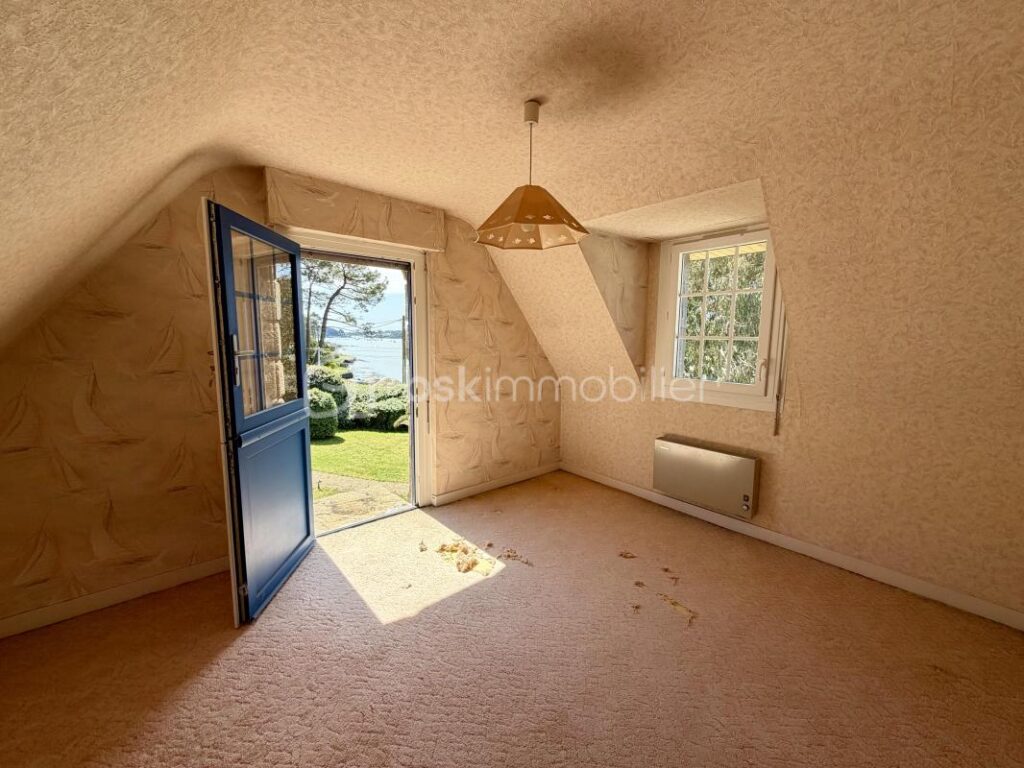 Vue sur la rivière de Crac’h et le Pont de Kerisper – Élégante néo-bretonne de 211 m² sur un terrain clos de 1 850 m² – 8 pièces – 5 chambres – 211 m²