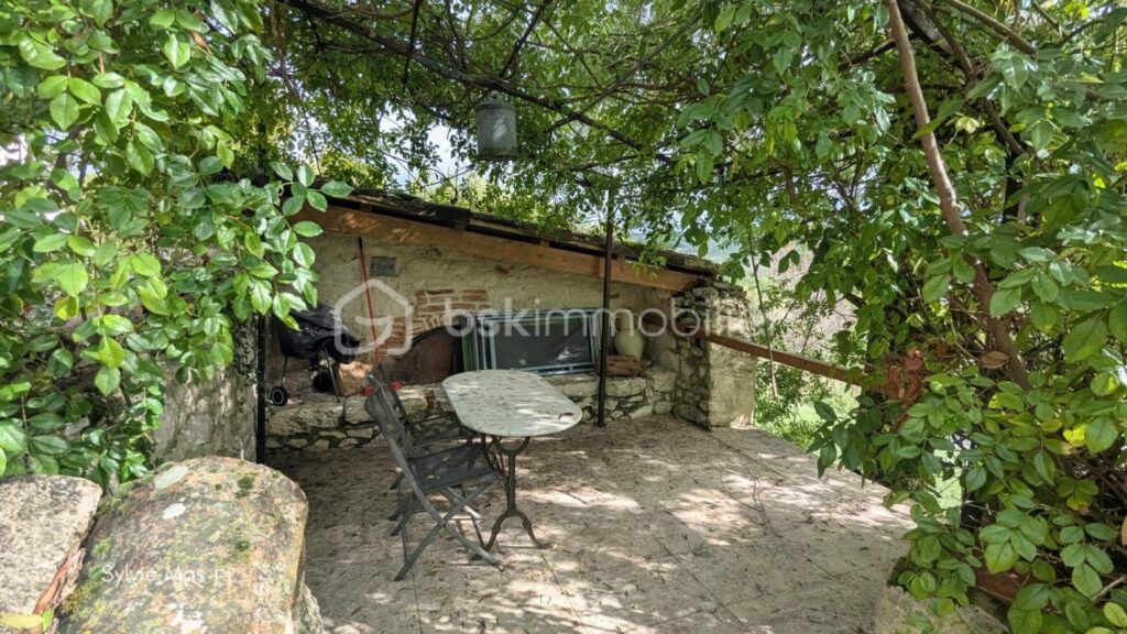 Domaine de charme 2 logements – 5 gîtes – piscine – NR pièces – 11 chambres – 390 m²