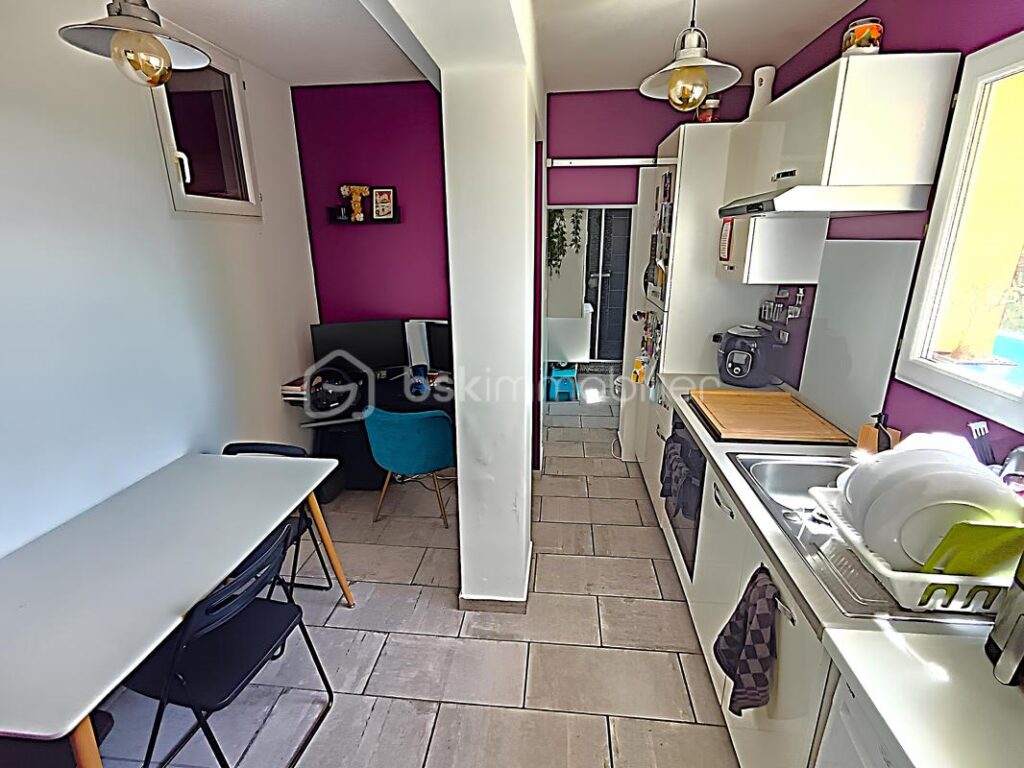 À VENDRE –EXCEPTIONNELLE VILLA 9 PIÈCES 225 M² ET 1 662 M² DE TERRAIN – PISCINE À DÉBORDEMENT– GARAGE– JARDIN – 5 CHAMBRES – BUREAU – T2 INDÉPENDANT– VUE PANORAMIQUE COLLINES ET MER– SANS VIS-À-VIS – PROCHE CENTRE-VILLE OLLIOULES – LA COURTINE – 945 000 € – 9 pièces – 5 chambres – 225 m²