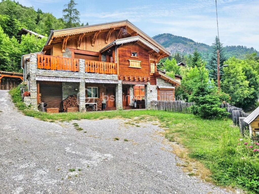 À Vendre : Haut de Chalet à Colmars – Charme et Confort en Montagne – 4 pièces – 3 chambres – 128 m²