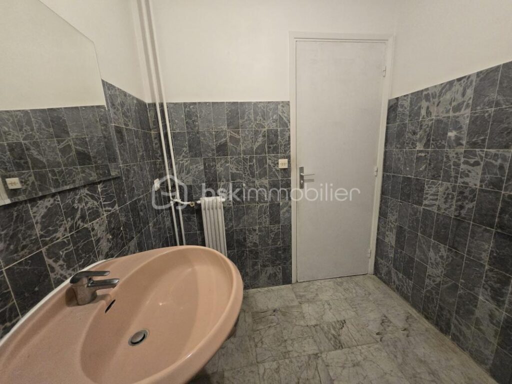 Baisse de prix 313950€ Appartement lumineux avec double balcon et vue mer en cœur urbain – 2 pièces – 1 chambre – 55 m²