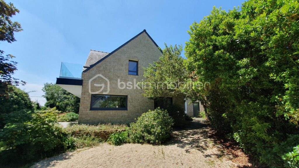 Maison 10 pièces de 210 m² – 10 pièces – 5 chambres – 210 m²