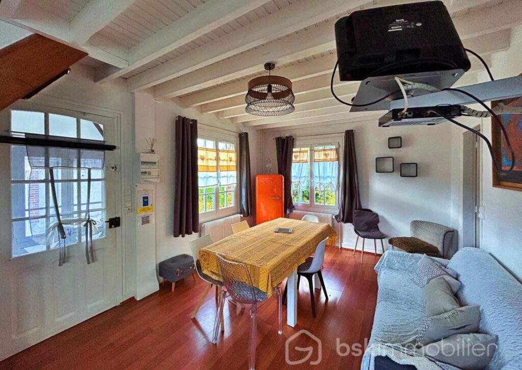 Magnifique propriété de charme du milieu XIXème, offrant 3 maisons pour une surface habitable de 487m2 au total – NR pièces – 12 chambres – 487 m²