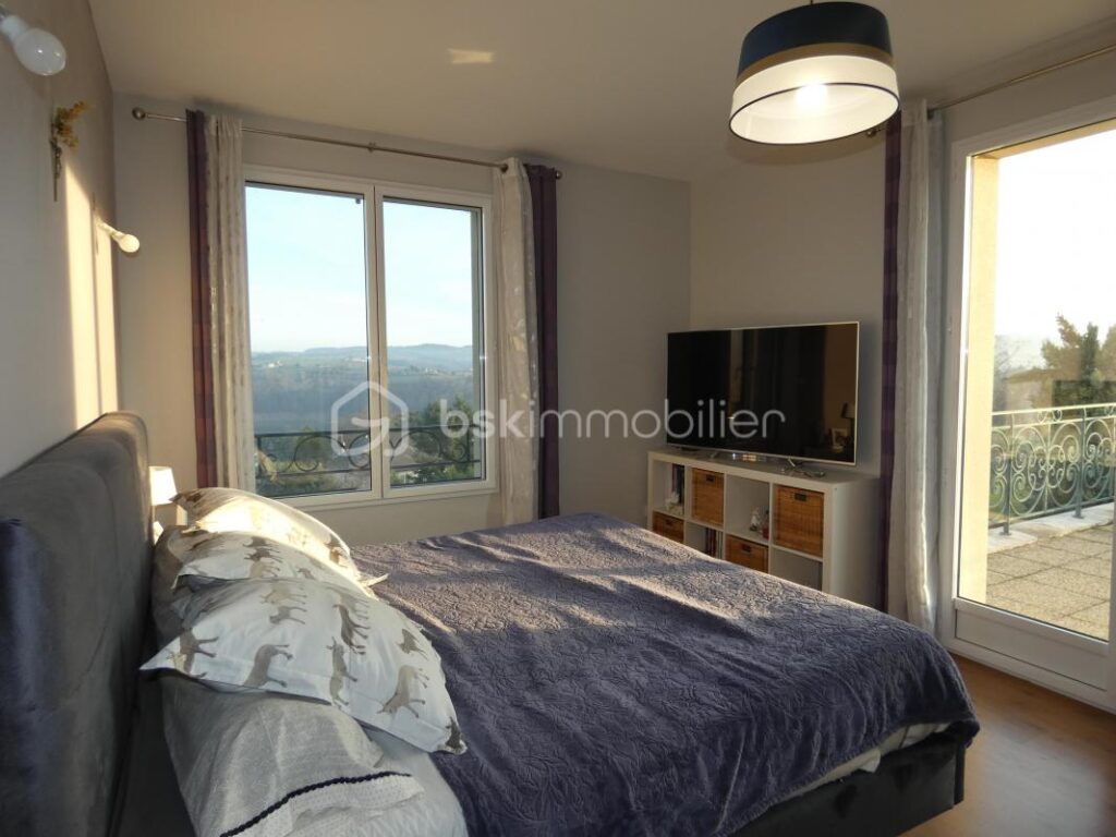 A proximité de Roanne, Villerest 42300, superbe maison de caractère, 9 pièces, 6 chambres, cadre de vie exceptionnel et vue panoramique sur le lac de VILLEREST – 9 pièces – 6 chambres – 377 m²