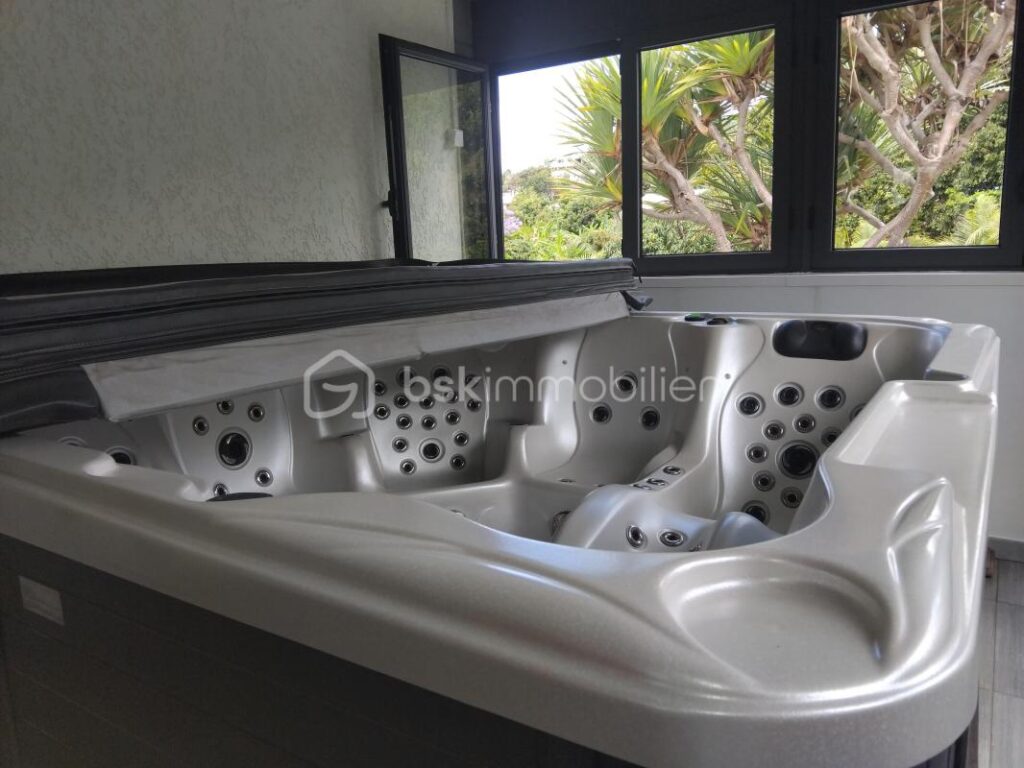 Villa avec piscine jacuzzi et jardin à l’île de la Réunion – 7 pièces – 4 chambres – 171 m²