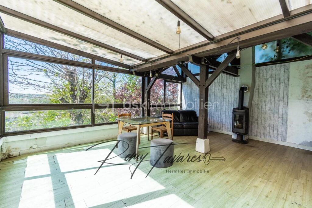 Maison de 185 m2 avec un terrain de 1300 m2 – 6 pièces – 3 chambres – 185 m²