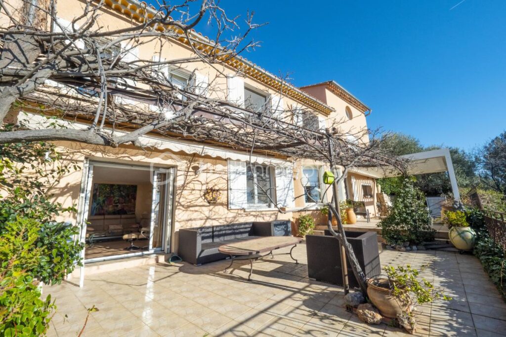 À Vendre – Villa d’Exception au Faron avec Vue Panoramique sur la Rade de Toulon – 6 pièces – 5 chambres – 200 m²