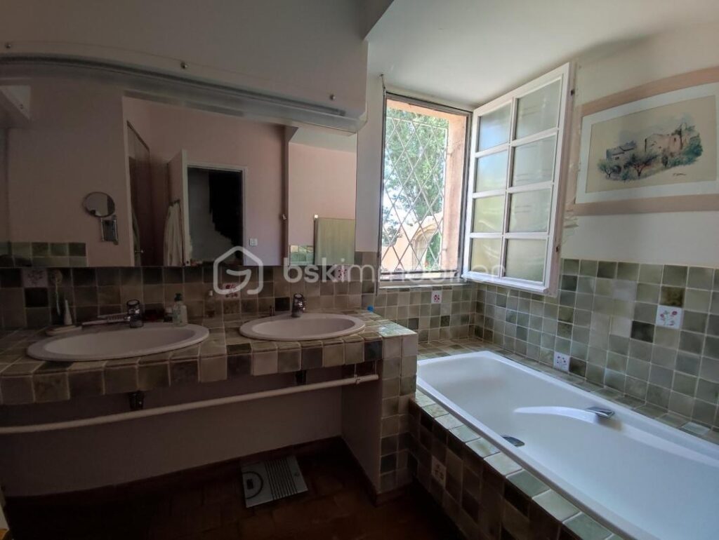 Villa d’architecte avec piscine, garage et plus de 16000km de terrain – 5 pièces – 3 chambres – 150 m²