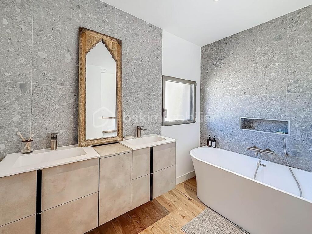 *** VILLA CONTEMPORAINE DE 240 M² SUR 1000 M² AVEC BUREAUX DE 106 M² ET HANGAR DE 200 M² – MONTARNAUD *** – 8 pièces – 4 chambres – 346 m²