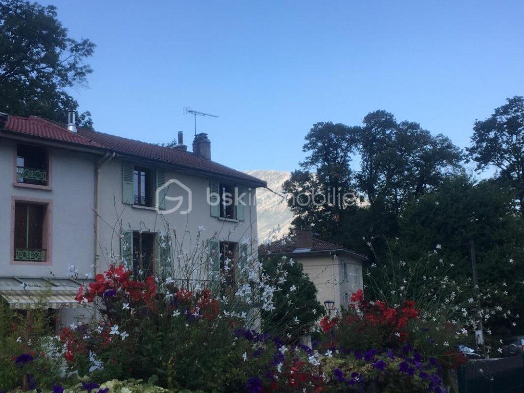 Maison familiale de charme 155m² au cœur de Sassenage, en bordure du Furon – 7 pièces – 4 chambres – 155 m²